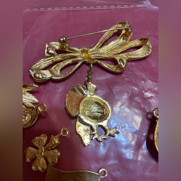 Vintage Phister Ent 1996 Signed Goldtone Bow Pin/Brooch & 6 Holiday Charms. - Picture 4 of 11